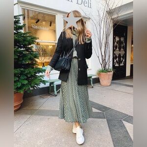 H&M Geometric Pleated Skirt Size S 	Dark green/patterned